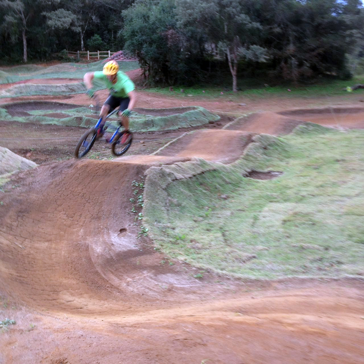 Pump Track O que é, onde praticar, dicas e como aplicar nas trilhas